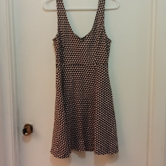 Lauren Conrad lovely dress, light pink background w black hearts pattern. - Picture 5 of 7